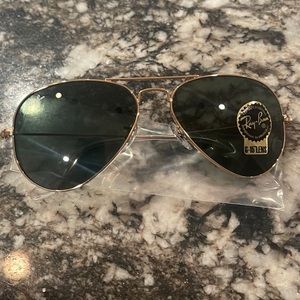 Never worn Avaiator Ray Bans
